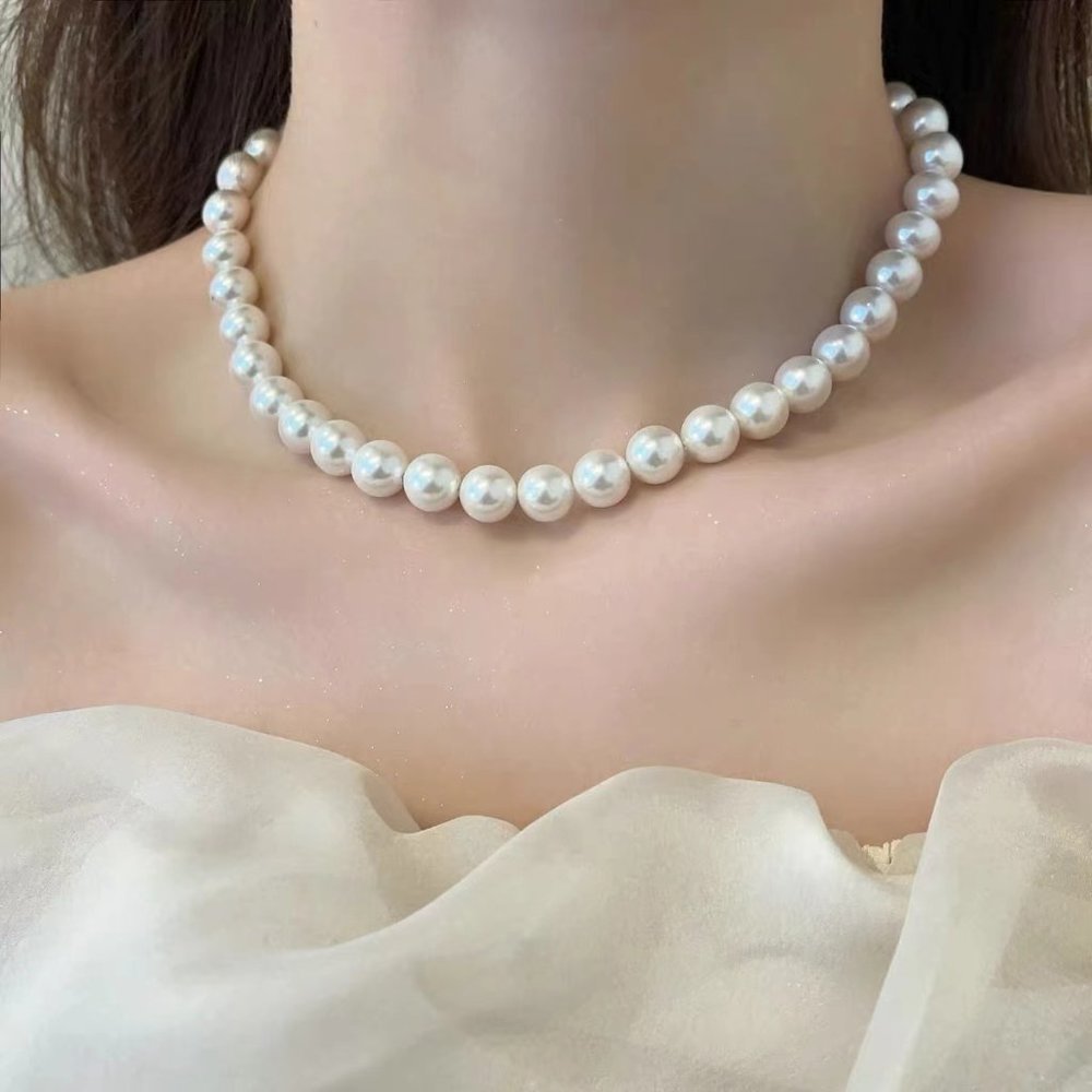 Shi's pearl necklace girl
